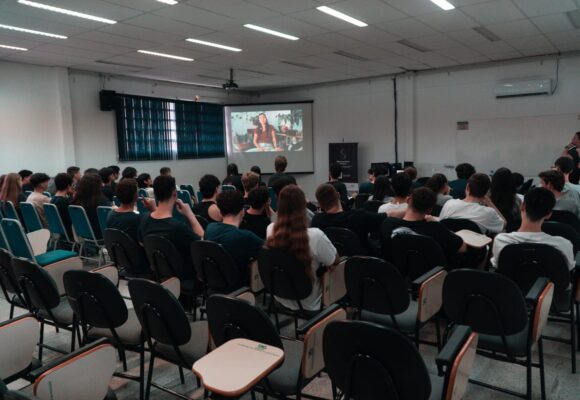 Publicitária de Blumenau produz vídeos para inspirar jovens em relação à arte   