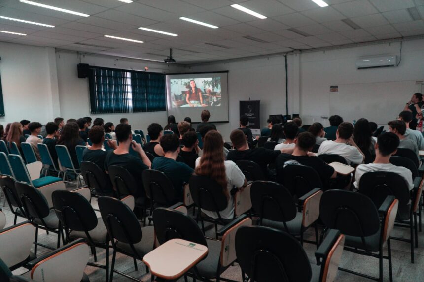 Publicitária de Blumenau produz vídeos para inspirar jovens em relação à arte   