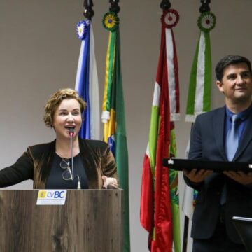 Hoteleira Andrezza Negrini foi homenageada com título de Cidadã Benemérita de Balneário Camboriú