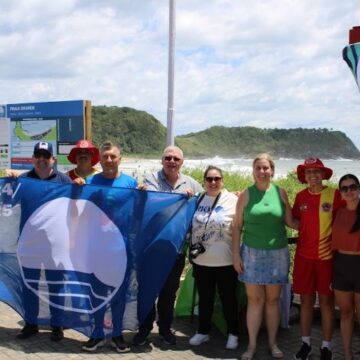 Penha hasteia Bandeira Azul em três praias e celebra reconhecimento internacional