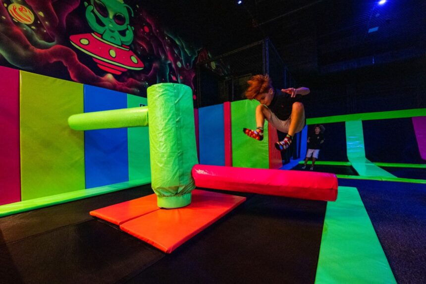 Wow Park inaugura parque de trampolins com ambientação intergalática no Balneário Shopping