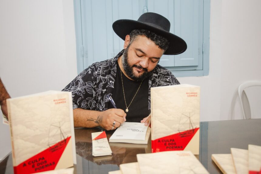 Professor e poeta, Ricardo Corrêa, lança livro neste sábado, 7, em Blumenau