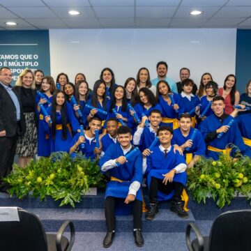 Jovens celebram a formatura da 10ª turma do Projeto Pescar