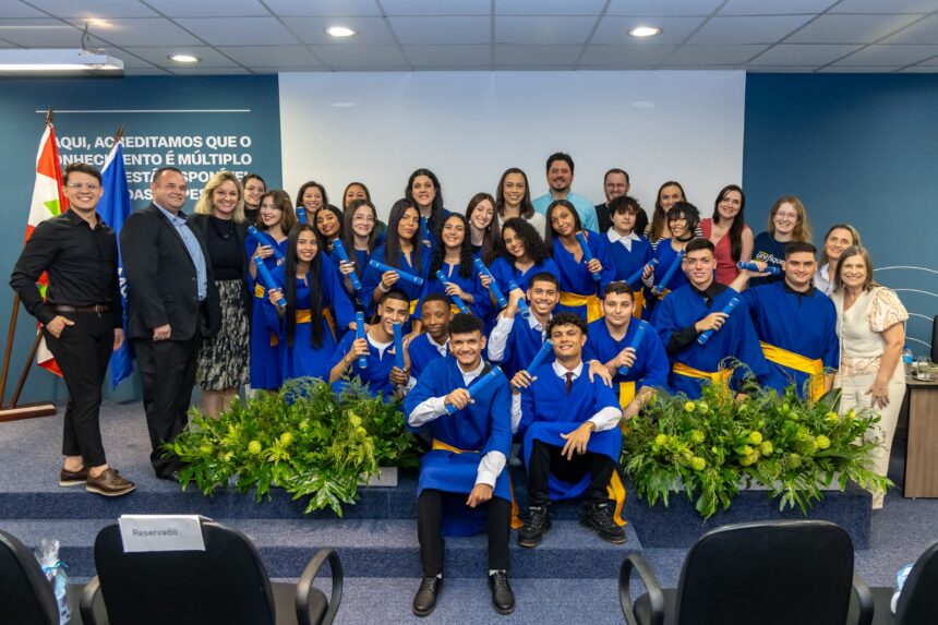 Jovens celebram a formatura da 10ª turma do Projeto Pescar