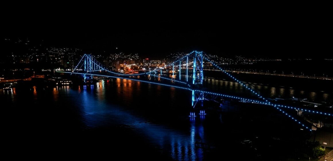 Florianópolis celebra a nova iluminação da Ponte Hercílio Luz