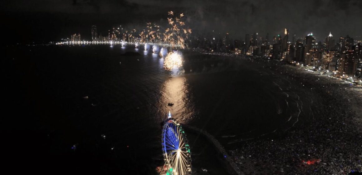 Réveillon em Balneário Camboriú: Contagem regressiva e 15 minutos de fogos encanta mais de um milhão de pessoas