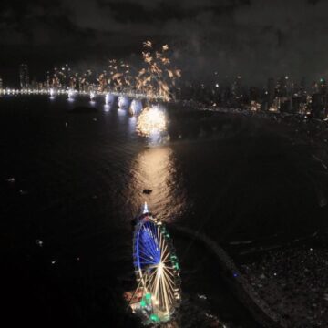Réveillon em Balneário Camboriú: Contagem regressiva e 15 minutos de fogos encanta mais de um milhão de pessoas