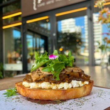 Turistas que visitam a Praia Brava buscam experiências gastronômicas autênticas, saudáveis e ingredientes regionais