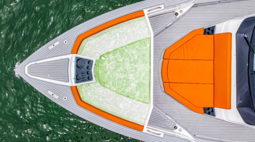Iate brasileiro com piscina que usa água do mar estreia nos EUA