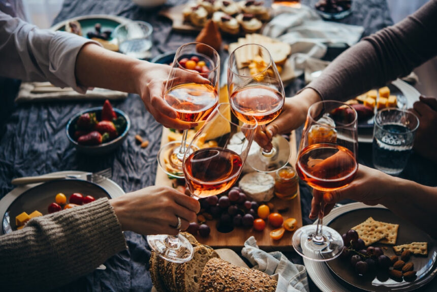 Enoteca promove jantar mediterrâneo harmonizado com lançamento de novos rótulos