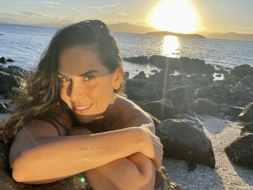 “Made in Floripa” é a música autoral de estreia da cantora Jana Delara