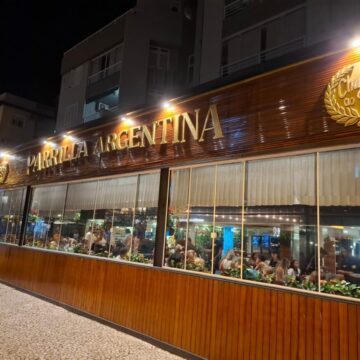 Churrasco ao Vivo – Parrilla Argentina: Tradição, Sofisticação e Experiência Gastronômica em Jurerê Internacional
