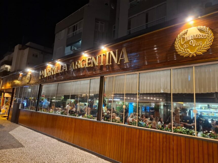 Churrasco ao Vivo – Parrilla Argentina: Tradição, Sofisticação e Experiência Gastronômica em Jurerê Internacional
