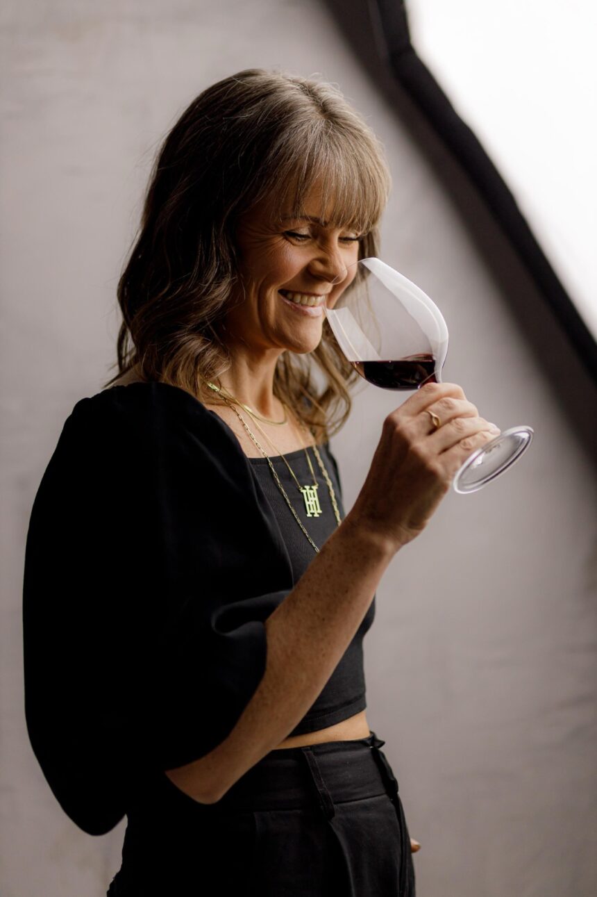 Heloisa Hermann Dallacorte: A maestria da conciliação entre vinho, moda e legado familiar