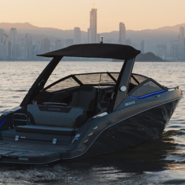 Lanchas fabricadas em SC adotam cores inspiradas em supercarros