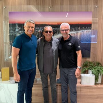 Narrador esportivo Galvão Bueno visita o Senna Tower em Balneário