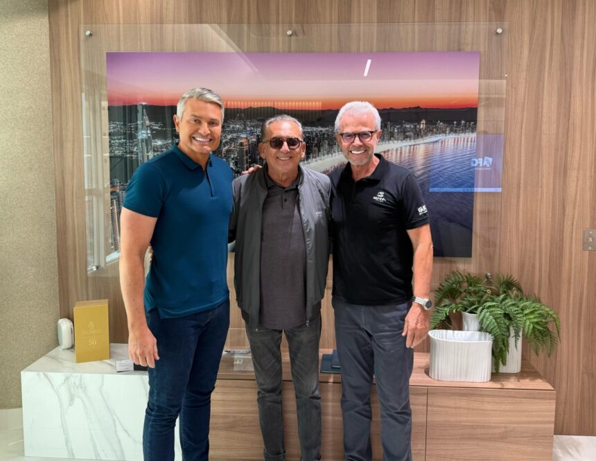 Narrador esportivo Galvão Bueno visita o Senna Tower em Balneário