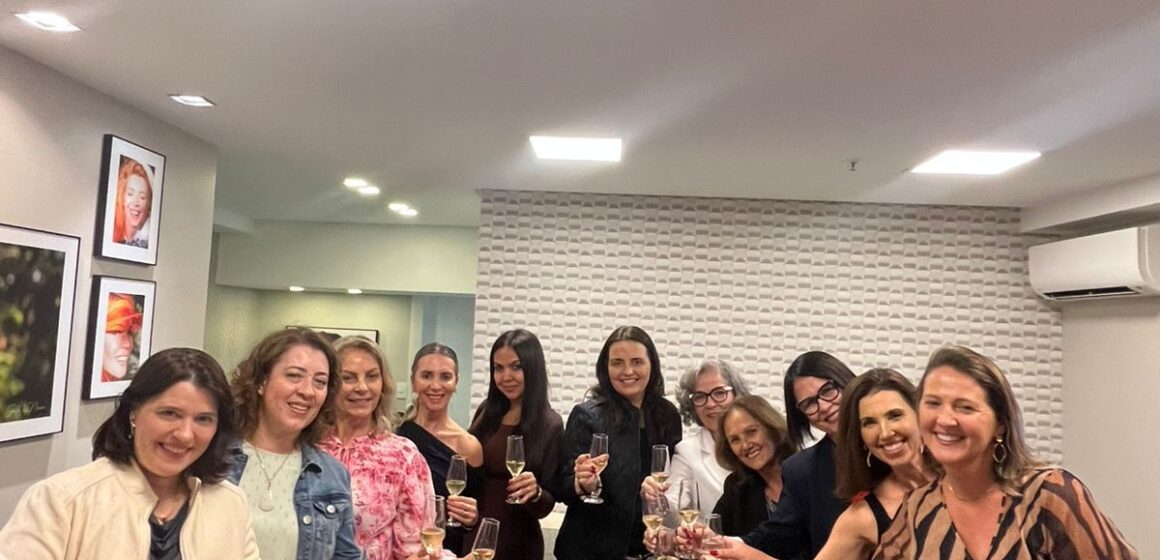 Clínica Nouva Smile realiza encontro especial para mulheres com acolhimento, conexão e conhecimento