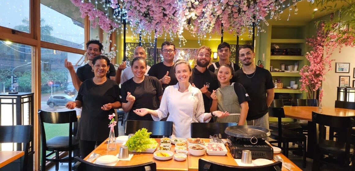 DoshiraKorea valoriza excelência no atendimento com treinamento especial da chef Katia Cho antes do lançamento do Korean BBQ