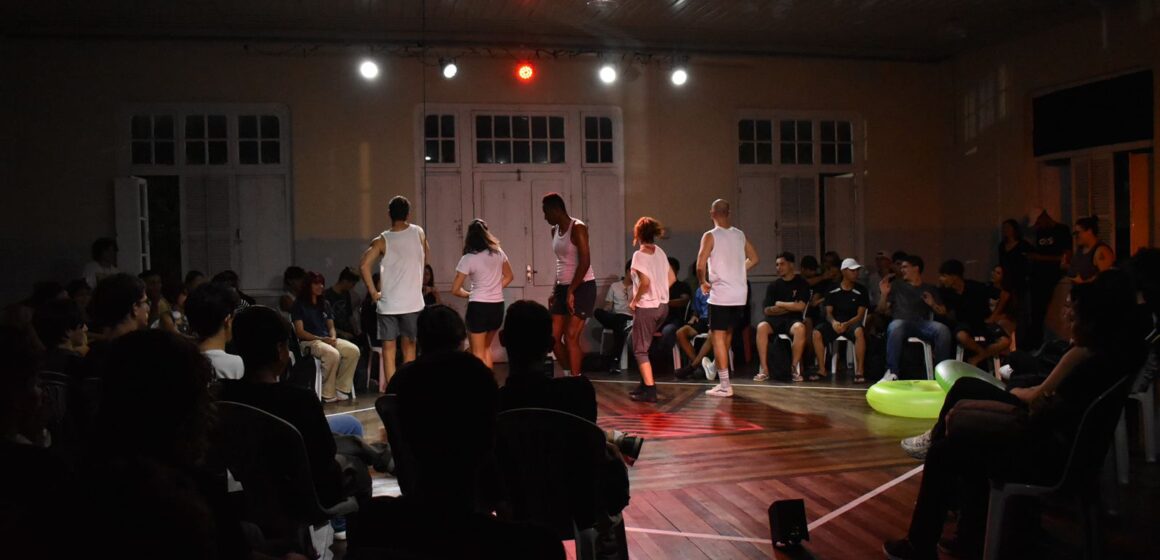 Espetáculo “Ainda Estamos Aqui” emociona o público em apresentações gratuitas em Itajaí