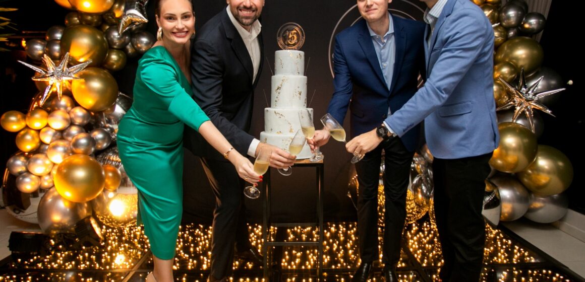 Oftalmocenter celebra 15 anos com festa e homenagens