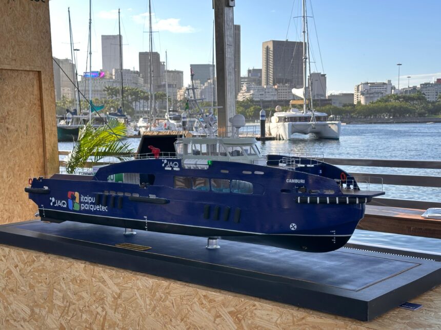 Santa Catarina recebe maquete do primeiro barco movido a hidrogênio verde