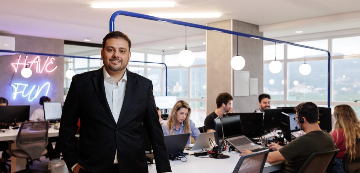 Escola de SC lança guia exclusivo gratuito para ensinar corretores de imóveis a usar IA no dia a dia