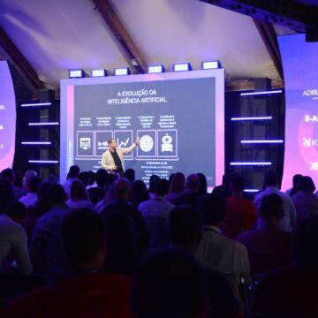 Evento reúne especialistas em tecnologia, economia e transformação digital em Blumenau