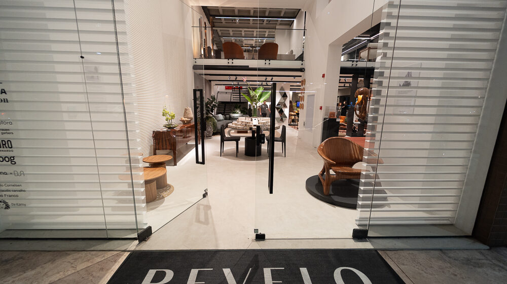 Inauguração da Revelo Móveis, em Itapema, tem presença de ícones do design nacional