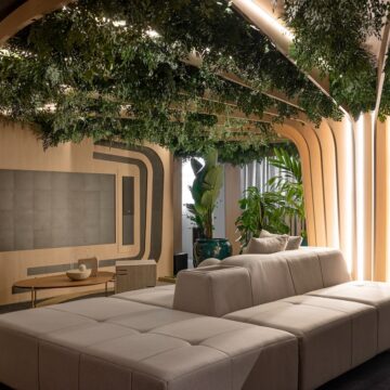 Design escandinavo e luxo sustentável se encontram no ambiente Conexão entre Caminhos