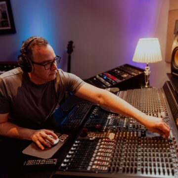 Curso gratuito oferece formação em produção musical e imersão em estúdio de gravação