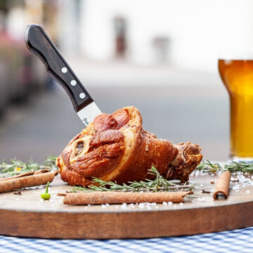 Pizza de joelho de porco e de cuca de banana: restaurante apresenta novidades para a Oktoberfest, em Blumenau 