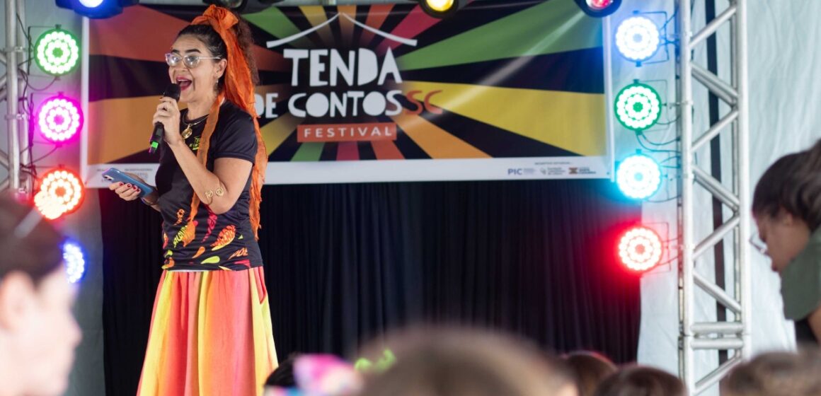 Festival Tenda de Contos SC leva 12 horas de programação gratuita a Balneário Piçarras no Dia do Folclore