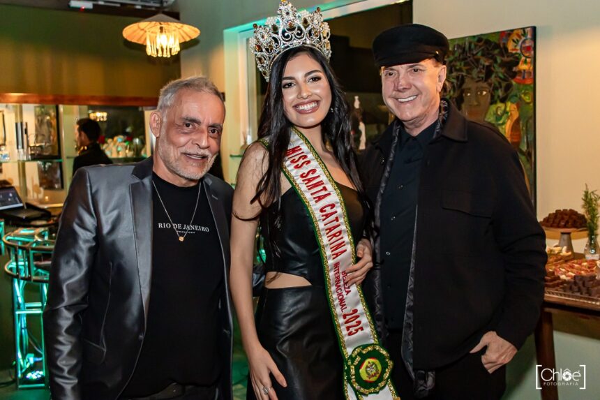 Timboense Aymée Roncálio é a nova Miss Santa Catarina Beleza Internacional 2025