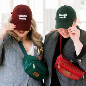 Ouvintes se tornam modelos no lançamento da linha de produtos de podcast catarinense