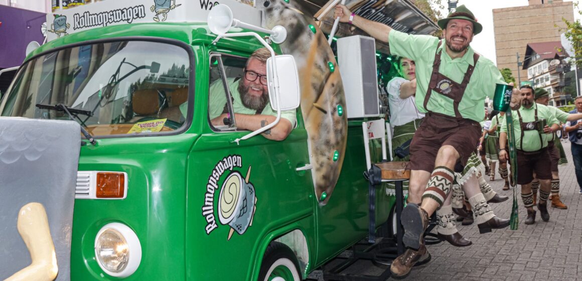 Empório Vila Germânica recebe mini desfile da Oktoberfest