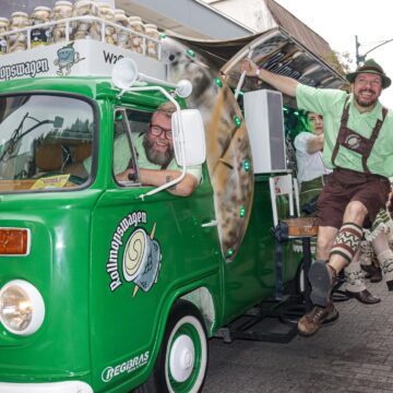 Empório Vila Germânica recebe mini desfile da Oktoberfest