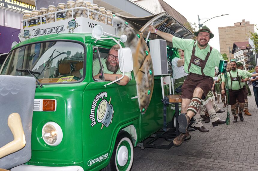 Empório Vila Germânica recebe mini desfile da Oktoberfest