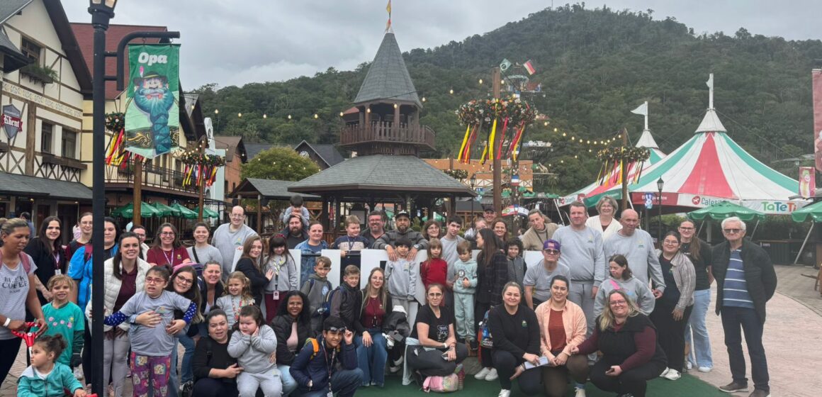 Alunos da Apae de Pomerode vivem primeiro contato com a neve em tarde de inclusão no Alles Park