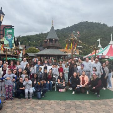 Alunos da Apae de Pomerode vivem primeiro contato com a neve em tarde de inclusão no Alles Park