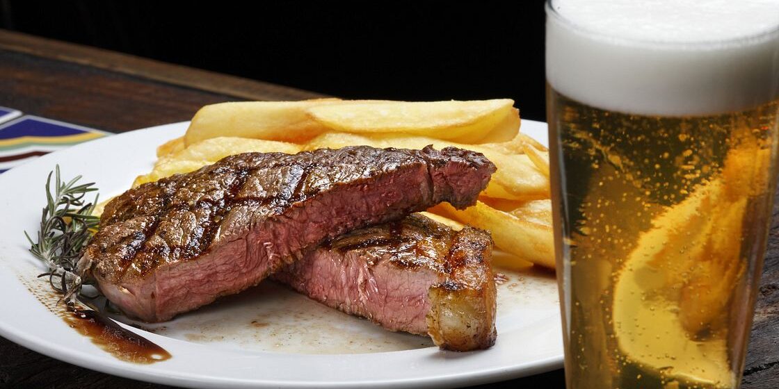 Jantar harmonizado de carne na parrilla terá rótulos especiais da Cerveja Blumenau