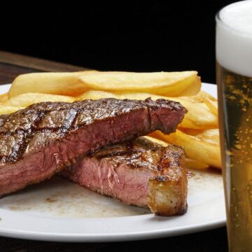 Jantar harmonizado de carne na parrilla terá rótulos especiais da Cerveja Blumenau