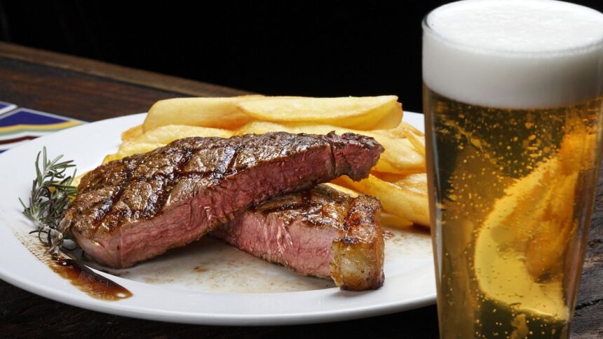 Jantar harmonizado de carne na parrilla terá rótulos especiais da Cerveja Blumenau