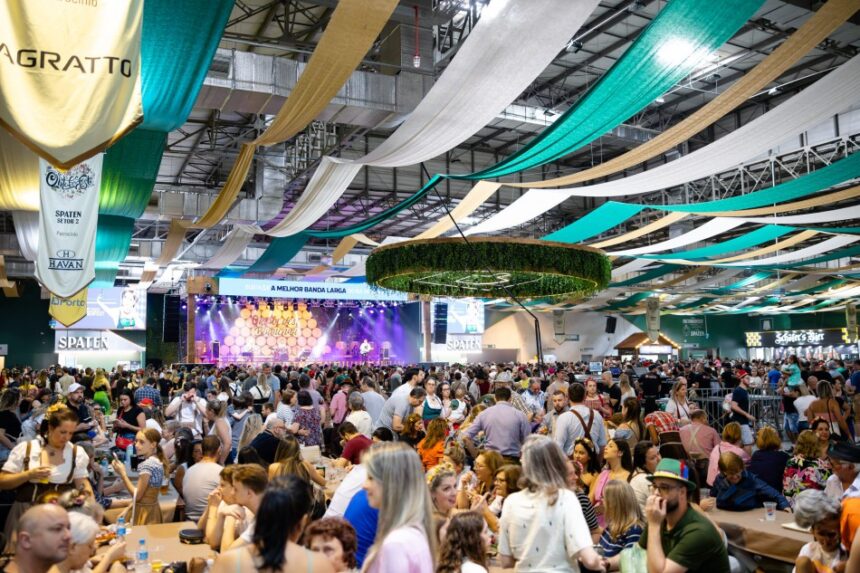 Estacionamento da Oktoberfest Blumenau mantém tarifa de R$ 40 nos dias de semana