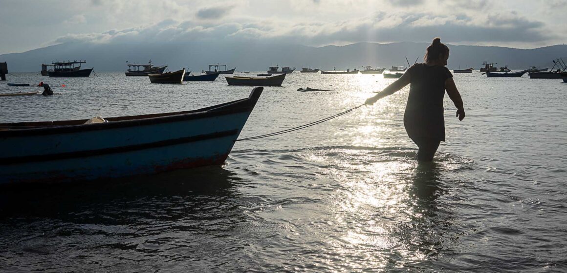 Fotolivro dá visibilidade às mulheres da comunidade pesqueira de Bombinhas