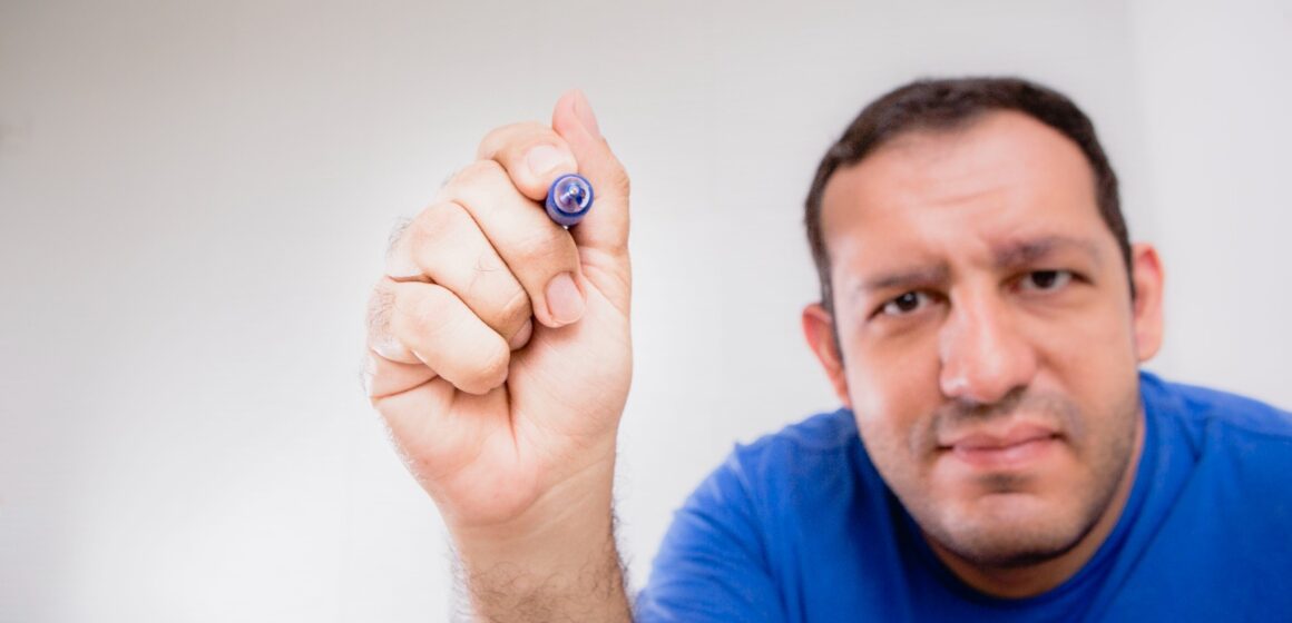 Cartunista catarinense lança livro sobre o autista no mercado de trabalho