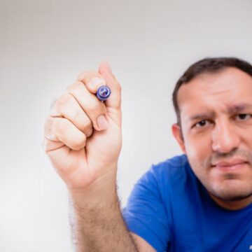 Cartunista catarinense lança livro sobre o autista no mercado de trabalho