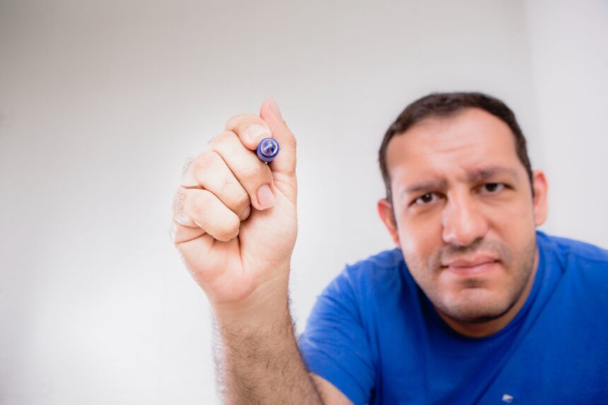 Cartunista catarinense lança livro sobre o autista no mercado de trabalho