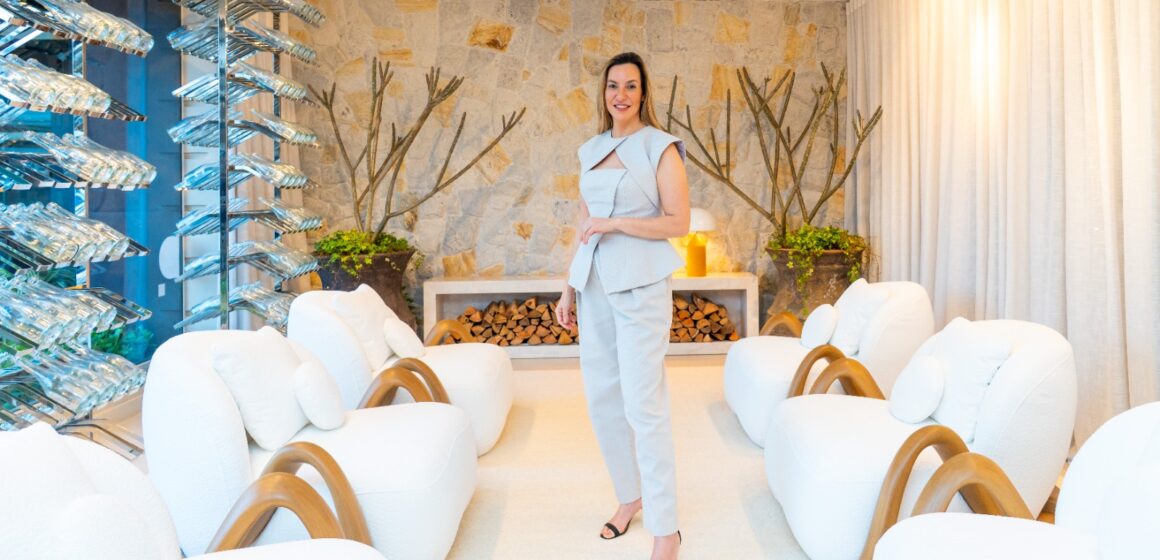 Marta Manente e Sierra Móveis apresentaram a Poltrona Blanc no DW! Semana de Design de Balneário Camboriú