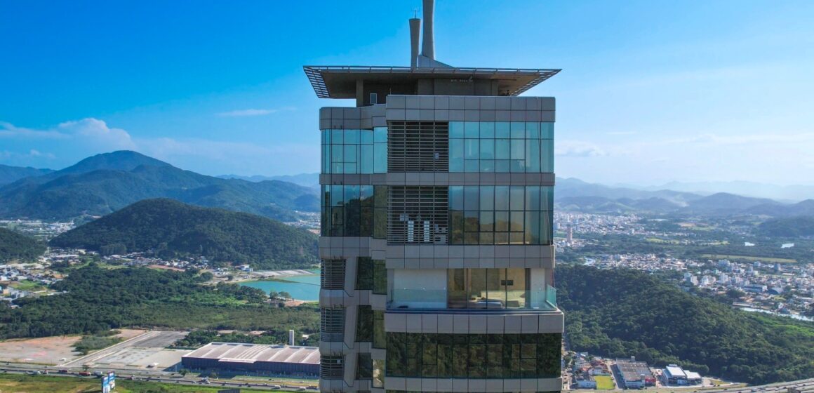 Cobertura mais alta da América Latina está à venda por R$ 125 milhões em Balneário Camboriú
